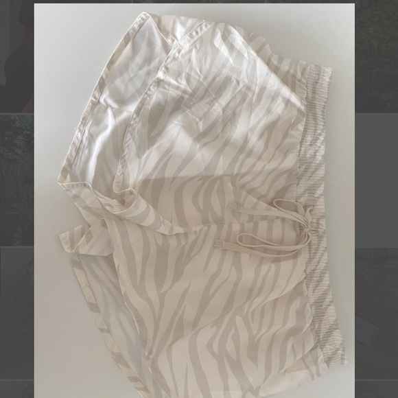 Old Navy “Dolphin Hem Run Shorts” - 3 inch inseam - Picture 4 of 11